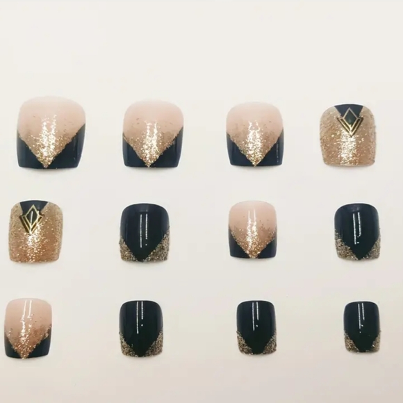 #30 Press On Nails - Picture 2 of 2